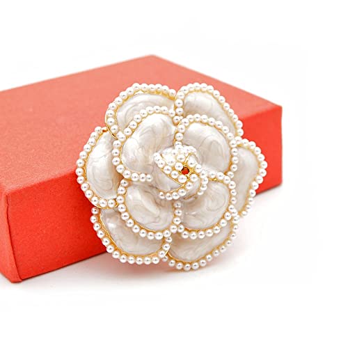 Broche camélia perlé émail pour styliser une tenue terne
