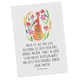 100% LIEBEVOLL - Die Mr und Mrs Panda Postkarten haben das Standard Postkarten Maß und sind auf der Rückseite blanko, damit du viel freien Platz für deine kreativen Texte und Zeichnungen hast. Alle Karten werden mit sehr hochwertigen Tinten gedruckt und sind 40 Jahre UV-Lichtbeständig. Sie sind perfekt geeignet zum Geburtstag, zur Hochzeit, zur Taufe oder auch zu jedem anderen Anlass. Und können deine Wände ein wenig bunter und lebensfroher