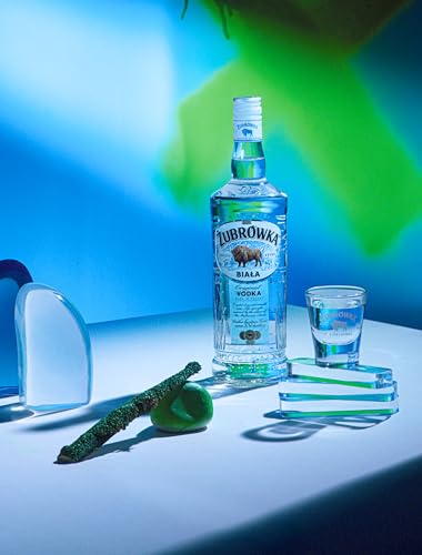 ŻUBRÓWKA BIAŁA Vodka (1 x 700 ml), polnischer Vodka mit der Kraft des Bisons, kristallklarer, aus den Wäldern Polens, ideal für Cocktails und Longdrinks, meistverkaufter Vodka, 37,5 % Alk.