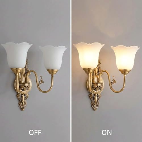 Aplique de pared de latón y oro antiguo con tulipas de vidrio 5