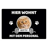 Geschenke 24 Fußmatte Katze Hier wohnen Katzen .. - 1 Katze Schwarz Personalisiert mit Foto und Name - Fußmatte lustig, Fussmatte Katze Eingangstür Haustür - Geschenk Katzenliebhaber Richtfest Einzug