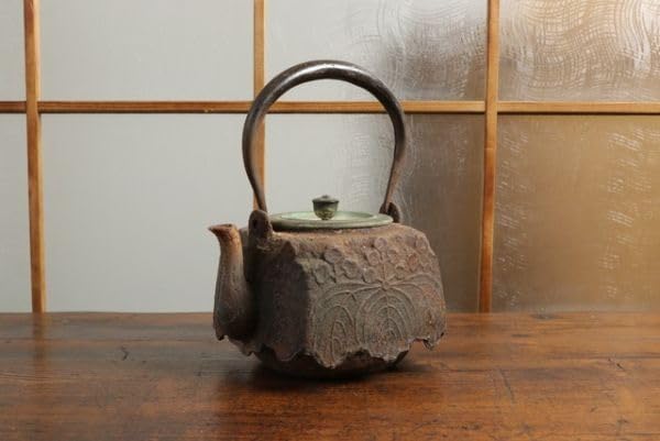 Amazon | 青龍堂造 鉄茶瓶 煎茶道具 鉄瓶 鉄器 銅蓋 象嵌 四方形 葉紋  