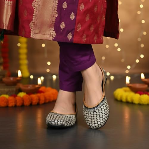 Image of DFR Women Embroidered Mojari Juttis