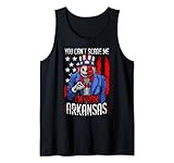 « You can't scare me I'm from Arkansas. » Drôle patriotique squelette de citrouille maléfique, dessin animé avec drapeau américain vieilli et texte effrayant.