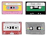 Pin's parfait pour les vêtements, sacs à dos, chapeaux ou sacs. Ajoutez une touche individuelle à n'importe quelle tenue et montrez votre passion pour la musique et la culture des années 90.