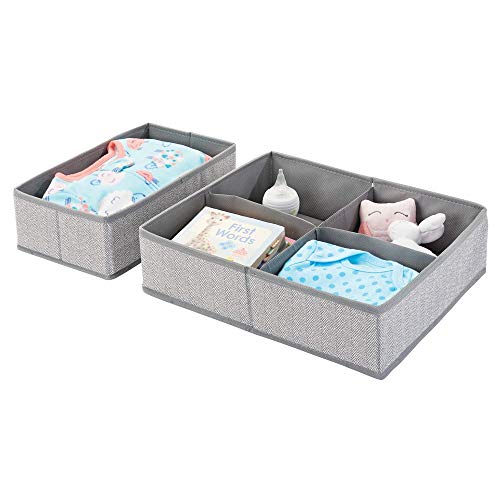 Preisvergleich Produktbild mDesign 2er-Set Aufbewahrungsboxen für Kinderzimmer, Bad usw. Kinderzimmer Aufbewahrungsbox mit vier Fächern plus einem Fach Kinderschrank Organizer aus Kunstfaser grau mit Fischgrätenmuster