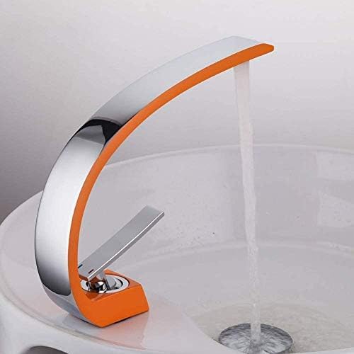 Robinets d'évier chromés au design contemporain et finitions peintes orange