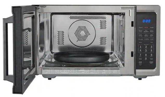 Interiér view of Vissani microwave oven with turntable and rack