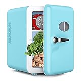 【MINI NEVERA PORTÁTIL DE 4 LITROS】 Esta mini nevera tiene una capacidad de 4 litros que puede almacenar hasta 6 latas. El frigorífico portátil pesa alrededor de 1,8 kg, incluso una niña puede levantarlo fácilmente. ¡Es fácil de llevar contigo! ¡Y viene con un estante extraíble y una manija de puerta conveniente, fácil de almacenar y tomar artículos!