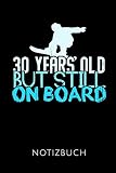 30 YEARS OLD BUT STILL ON BOARD NOTIZBUCH: Ein schönes Notizbuch mit 110 linierten Seiten für jemanden, der Snowboarden liebt - Ideal für Notizen zum Thema Snowboarding
