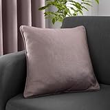 Un coussin simple, classique, semi-uni avec passepoil de luxe et une ouverture zippée pour faciliter le nettoyage.