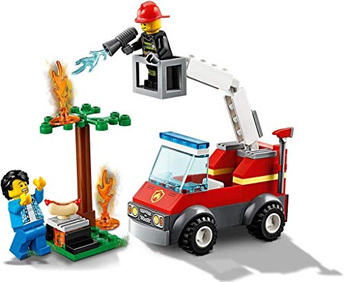 City Fire Barbecue in Fumo con Camion dei Pompieri, Minifigura del Vigile del Fuoco, Hot Dog e Accessori per la Griglia, Set da Costruzione Ispirati ai Pompieri, 60212 - Lego - Immagine 1