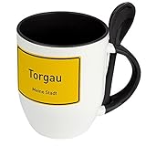 330 ml Füllvolumen Städtetasse Torgau - Löffel-Tasse mit Motiv Ortsschild - Becher, Kaffeetasse, Kaffeebecher, Mug - Schwarz