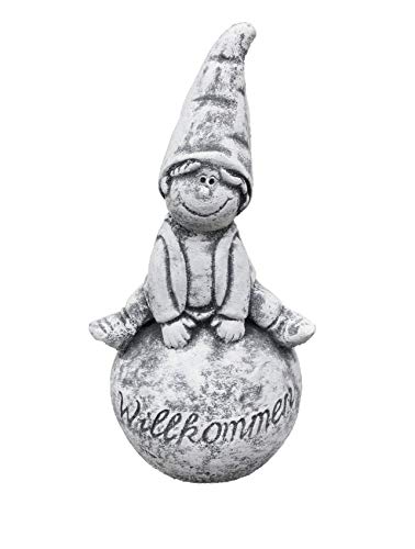 stoneandstyle Steinfigur Wichtel auf Kugel Willkommen, Frost- und wetterfest, massiver Steinguss