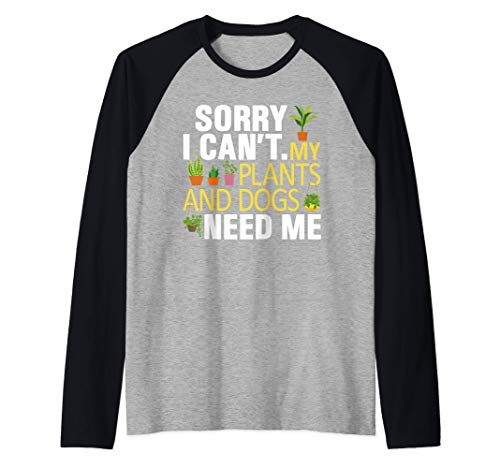 Love Plants And Dogs Humor Gardening Lover Funny Gardener Maglia con Maniche Raglan