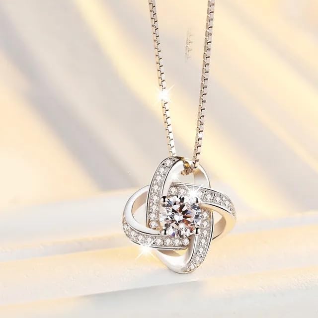 Collier pour femmes coeurs AAA le bijou lumineux pour sublimer vos tenues de bureau et de soirée