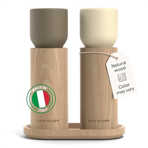 LARS NYSØM Salz und Pfeffermühle Holz Set - Manuelle Holzmühlen mit Keramikmahlwerk und Untersetzer - Pfeffermühle & Salzmühle für Grobes Salz - Gewürzmühle für Küche oder Tisch (Brown/Beige)