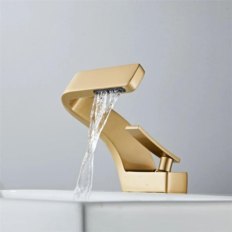 Mitigeur de lavabo en laiton or brossé pour une salle de bain chic