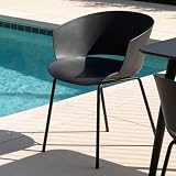 La chaise de jardin est résistante aux UV