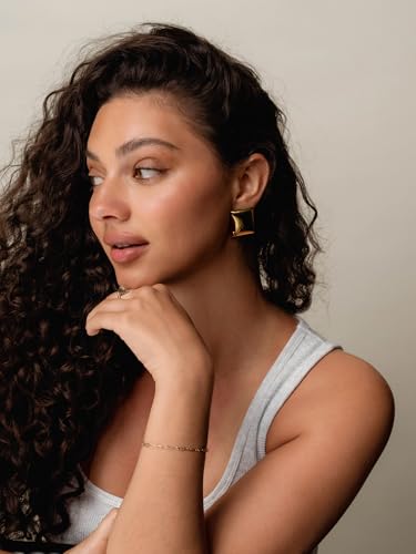 Square Gold Statement Earrings – Modern Lightweight Fashion Jewelry for Women3