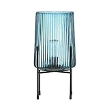 La lámpara está realizada con cristal reciclado de color azul con un espectacular diseño de grietas, sobre un soporte metálico de color negro.