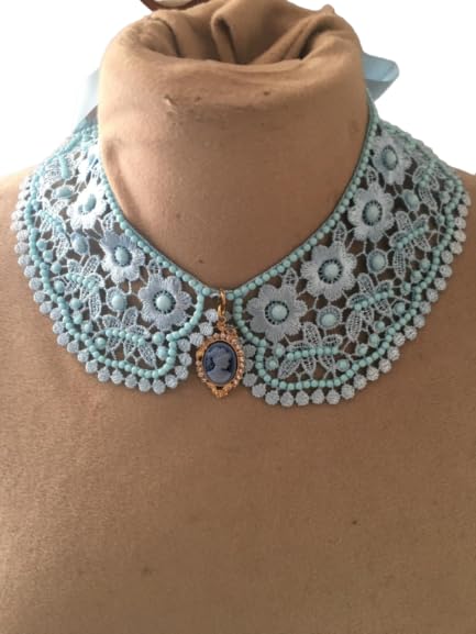 Collier col claudine dentelle perlée bleue camée Marie Antoinette bijou rétro