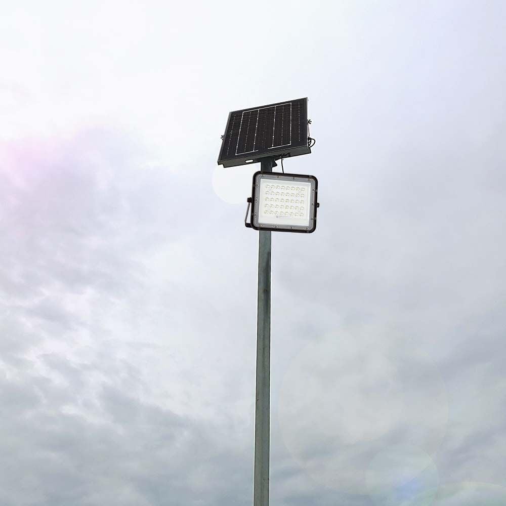V-TAC Reflektor zewnętrzny LED z panelem słonecznym 10 W, czas pracy 12 godzin, chip Samsung IP65-800 lumenów, projektor LED z pilotem zdalnego sterowania i baterią do domu, ogrodu, garażu - zimne
