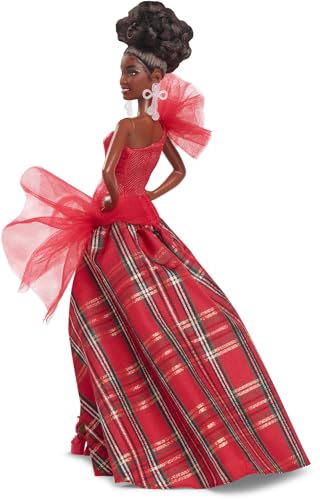 Muñeca Barbie Signature Holiday 2024 con vestido a cuadros miniatura 5