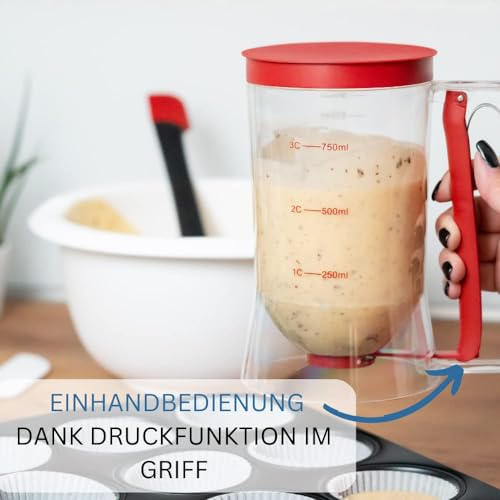 Foto von Westmark Teigportionierer - Crêpes Maker mit Deckel & Skala - 900ml Volumen - ideal auch für Muffins & Waffeln - glasklarer Kunststoff - kein Teigschaber mehr nötig (rot)