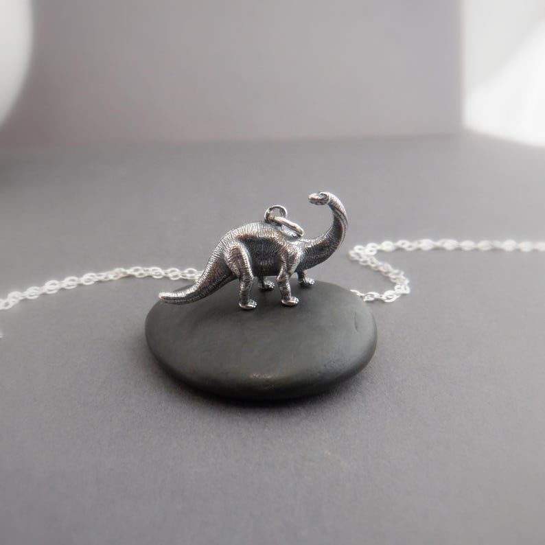 Collar de dinosaurio brontosaurio para lucir en tu día a día con ropa casual 4