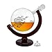 Produktbild FORYOU24 Globus Whiskey Karaffe Glas Dekanter mit Ständer aus Holz I Whisky Karaffe luftdicht mit eingearbeitetem Segelschiff I Frauen- und Männergeschenke edel I 850 ml Globus Flasche Vintage