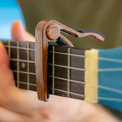 TIGER UACAPO7-LW Capo pour ukulélé soprano, concert, baryton et basse – finition bois clair - Les Beatles, Paul McCartney, John Lennon, RIngo Starr, George Harrison TIGER UACAPO7-LW Capo pour ukulélé soprano, concert, baryton et basse - finition bois clair – Image 6