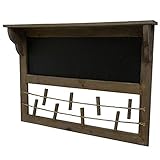 Faites un saut dans le temps avec ce tableau ardoise pense-bête en bois. Ce tableau noir est encadré de pin vieilli patiné et facile à fixer au mur. Son étagère sur le dessus vous permettra de l'habiller d'objets décoratifs ou de plantes, ses deux ficelles ou cordelettes et pinces façon cordes et pinces à linge vous donneront la possibilité d'accrocher photos, mémo, cartes postales, menus de la semaine, ou encore la liste des courses. Son panneau noir façon tableau d'école est en contreplaqué