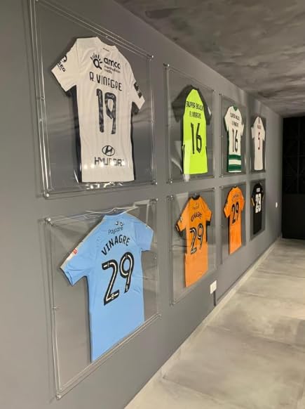 EstudioPlast Rahmen für Fußballtrikot – Premium Kristall-Acryl Display 70x80 cm mit vollständigem 10 mm Rahmen und Wandmontage