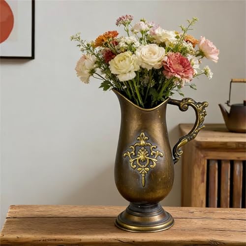 Jarrones de metal de bronce para transformar tu salón con arreglos florales únicos 6