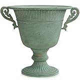 KLASSISCHES DESIGN: Das Gefäß ist im Antik-Design gearbeitet und steht auf einem verzierten Fuß. Seitlich sind zwei verschnörkelte Tragegriffe angebracht. Die Oberfläche ist antik Grün lackiert und dezent gold patiniert, was dem Pflanztopf einen besonderen Charakter verleiht. Wenn Sie die Amphore draußen nutzen möchten, empfehlen wir Ihnen einen vor Regen und Feuchtigkeit geschützten Standort, da das Gefäß sonst Rostpatina ansetzen wird.