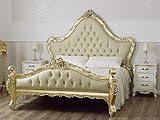 letto barocco una piazza e mezza Il Letto matrimoniale Bryanna in stile Barocco è realizzato in legno di mogano finemente intagliato. La sua testata alta, in armonia con la pediera, è ornata da motivi floreali incisi nel legno. Grazie al pregiato rivestimento, esaltato da bottoni Swarovski, che avvolge la testata e la pediera, Bryanna acquisisce un valore aggiunto. La cura per i dettagli e l’eleganza rendono il letto perfetto per una camera da letto esclusiva.
