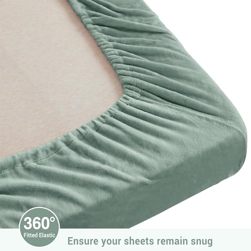 Image of Viviland Plush Micro Fleece Queen Bed Sheet Set - Soft Fuzzy Polar Fleece Velour Velvet Sheets - Extra Warm Winter Fleece Bed Sheets with Deep Pocket - Emerald Green - Queen | Soft Flannel-like Fleece, 100% Polyester, Fluffy Velvety Feel, 200GSM, 15 inch Deep Pocket, Warm Winter Gift & Decor