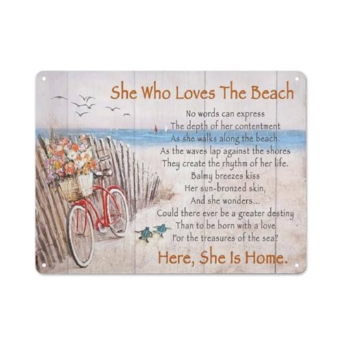 Targa rustica retrò in metallo con scritta in lingua inglese "She Who Loves The Beach Here She Is Home", decorazione da parete per la casa, regalo per amici e parenti, 30,5 x 40,6 cm