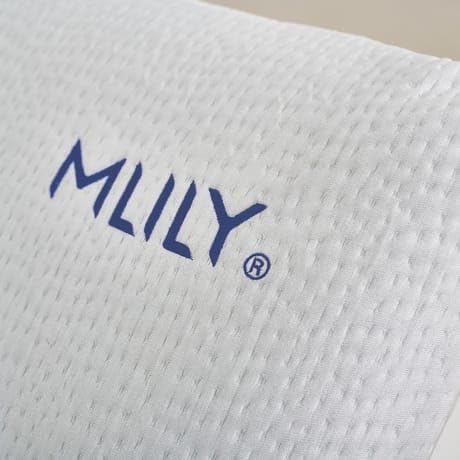 MAXCOLCHON Almohada Viscoelástica Mlily Perforada con Tratamiento Eco-Fresche Antibacteriano Y Transpirabilidad Media-Alta De 70x35 cm. Incluye Funda con Cremallera