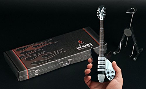 John Lennon Beatles Guitare Miniature à partir de l’ED Sullivan Show - Les Beatles, Paul McCartney, John Lennon, RIngo Starr, George Harrison John Lennon Beatles Guitare Miniature à partir de l'ED Sullivan Show – Image 4