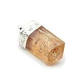 Größe: 21x12x10mm. Größe mit Anhängerschlaufe: 25x12x10 mm. Gelbes natürliches Mineralschmuckstück. Das Mineral ist mit einer handgefertigten Fassung mit Blumenmotiv umrahmt. Sein Stil ist Boho-Chic