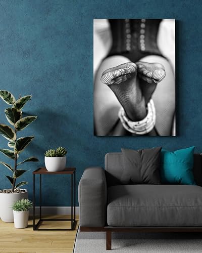 Peinture murale pieds de femme pour un salon chic et design contemporain - 4