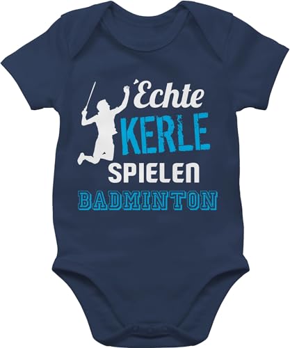 Baby Body Junge Mädchen - Sport & Bewegung - Echte Kerle spielen Badminton - 6/12 Monate - Navy Blau - jungs basketball outfit 25. geburtstag babybody babysachen mit strampler american football