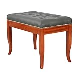 Eleganz der Epoche neu interpretiert: Der Mahagoni-Hocker ist eine originalgetreue Reproduktion des Biedermeier-Stils, der für seine schlichte, funktionale Eleganz bekannt ist | Die klare Linienführung und die stabile Rahmenkonstruktion spiegeln die handwerkliche Präzision der Epoche wider, während das edle Mahagoniholz mit seiner warmen Maserung den zeitlosen Charakter des Möbelstücks unterstreicht