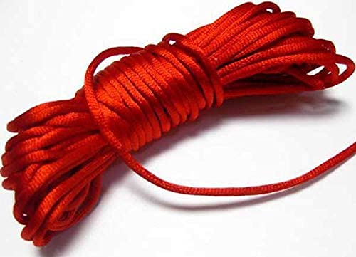 Qiz oz mushukini hammaga omma oldida korsatadi