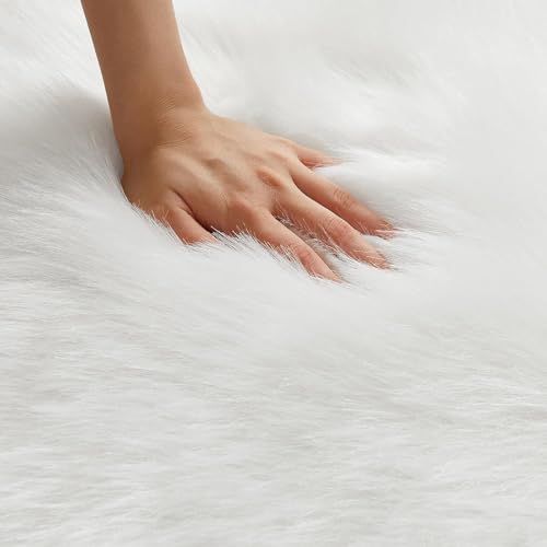 Ruedong Faux Fur Fell Teppich Schaffell Weiß 60x90 cm, Longhair Flauschiger Teppich Lammfell für Wohnzimmer Weicher Deko Schlafzimmer Stühle Sofa