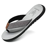 【Moda simple y retro】Estas sandalias para hombre tienen forma clásica, elementos de decoración de cuero populares contemporáneos. Disponible en negro frío, caqui natural y gris liso.
