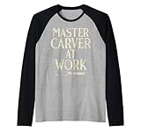 Photo Gallery maestro carver al lavoro carving maglia con maniche raglan Photo Gallery maestro carver al lavoro carving maglia con maniche raglan