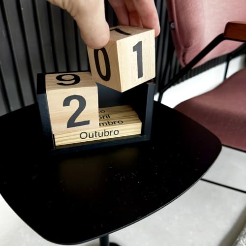 Calendário Cubo de MDF e Madeira: Decoração Prática para Mesa e Escritório